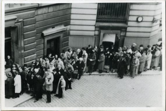 File devant la Banque nationale lors de l'Opération de Gutt. Photo. 