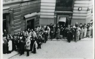 File devant la Banque nationale lors de l'Opération de Gutt. Photo. 